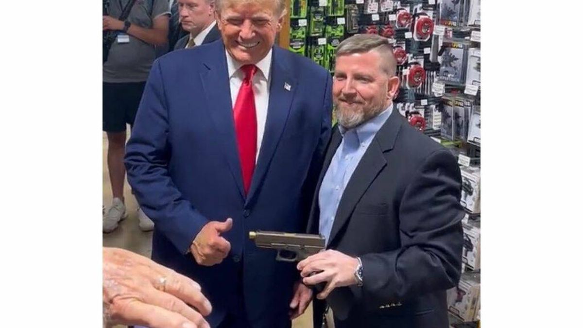 El vídeo que muestra a Donald Trump a punto de comprar una pistola en una tienda de armas: "Quiero una"