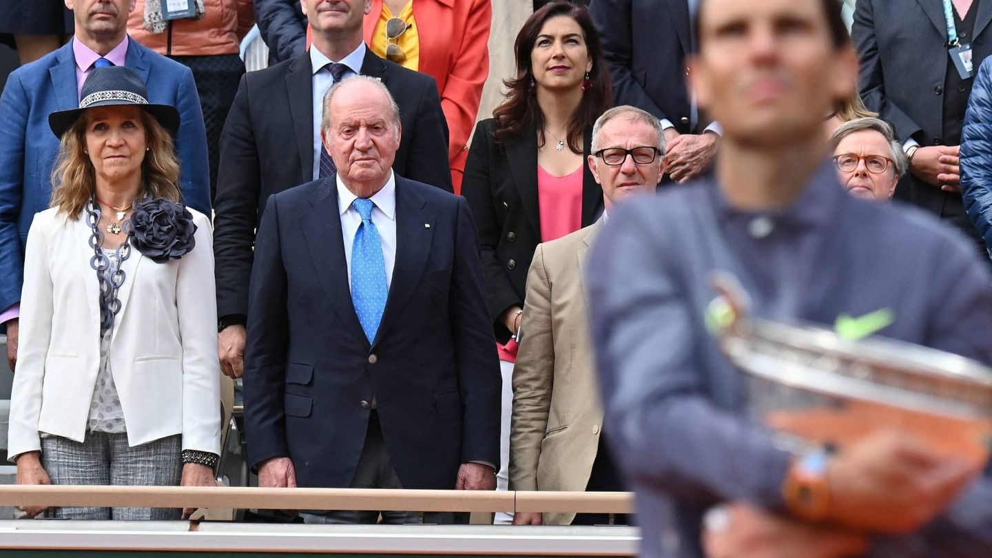 La infanta Elena, el rey Juan Carlos y José Guirao, en la final del Roland Garros. (Cordon Press)