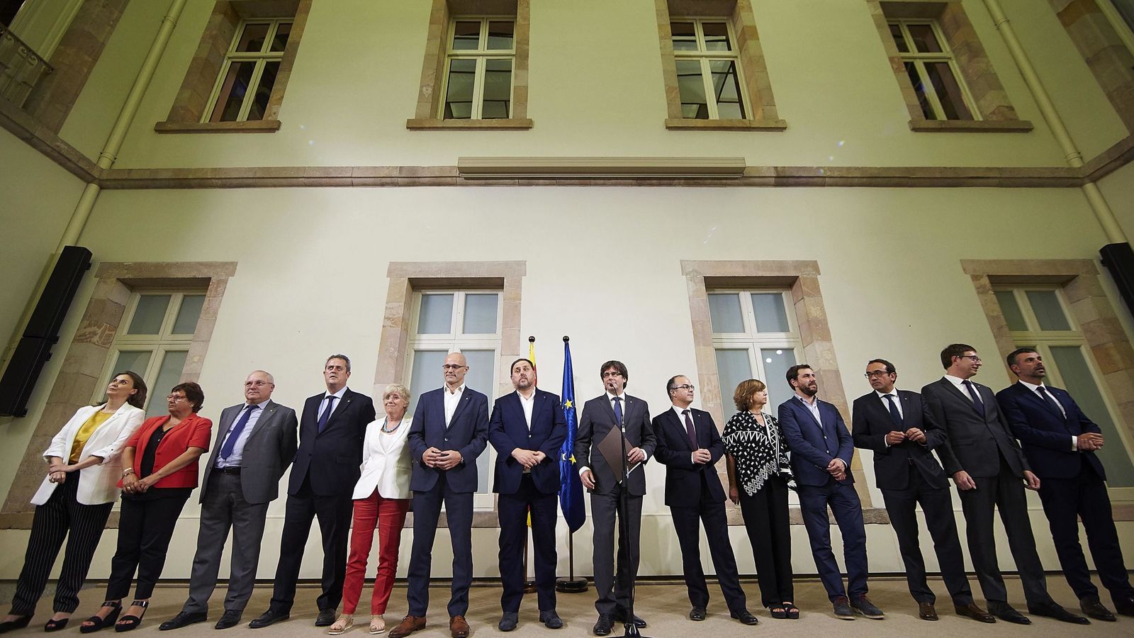 Foto:  El presidente de la Generalitat, Carles Puigdemont (c), acompañado por los miembros de la Mesa durante la declaración institucional tras la firma de la convocatoria del referéndum. (EFE)