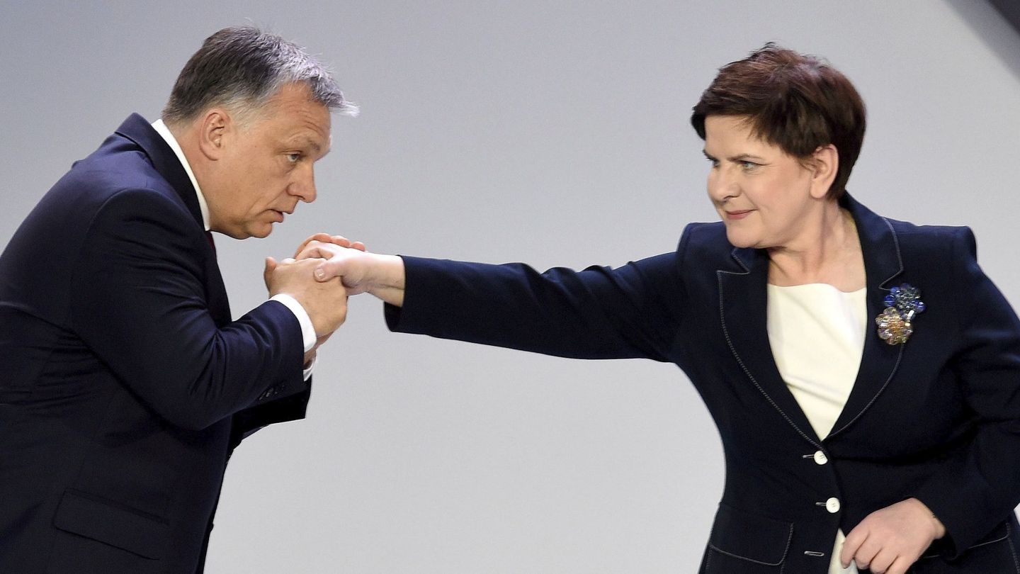 Los primeros ministros del Grupo de Visegrado: la polaca Beata Szydlo y el húngaro Victor Orban (EFE)