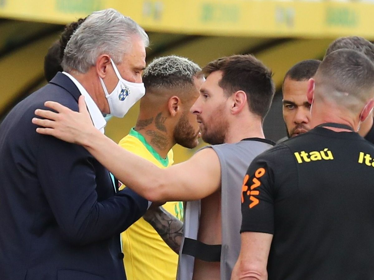 Foto: El entrenador de Brasil, Tite, habla con Lionel Messi. (EFE)