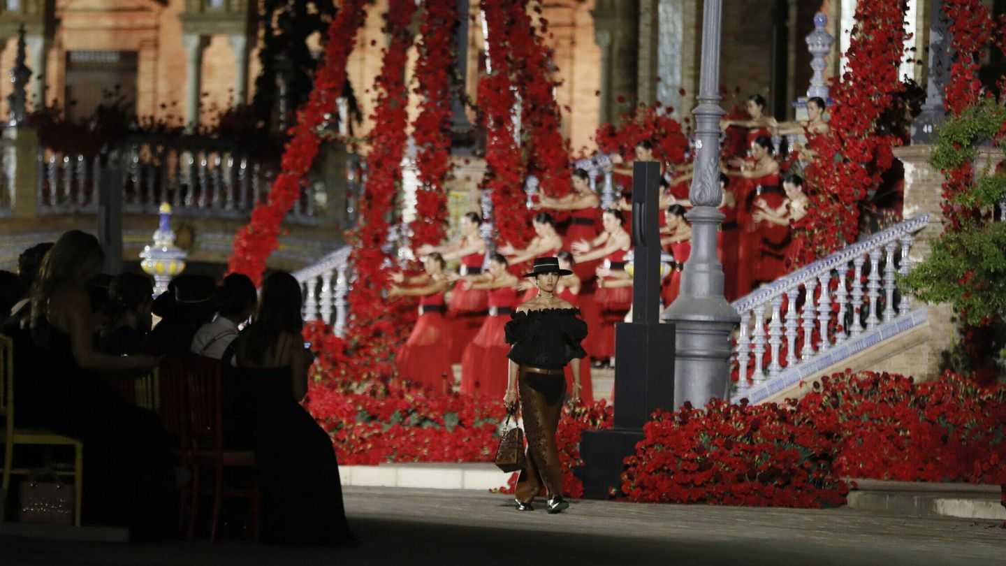 Detalle de la escenografía floral creada por el paisajista Fran Cisneros para el desfile Dior Cruise 2023 en Sevilla. (EFE)