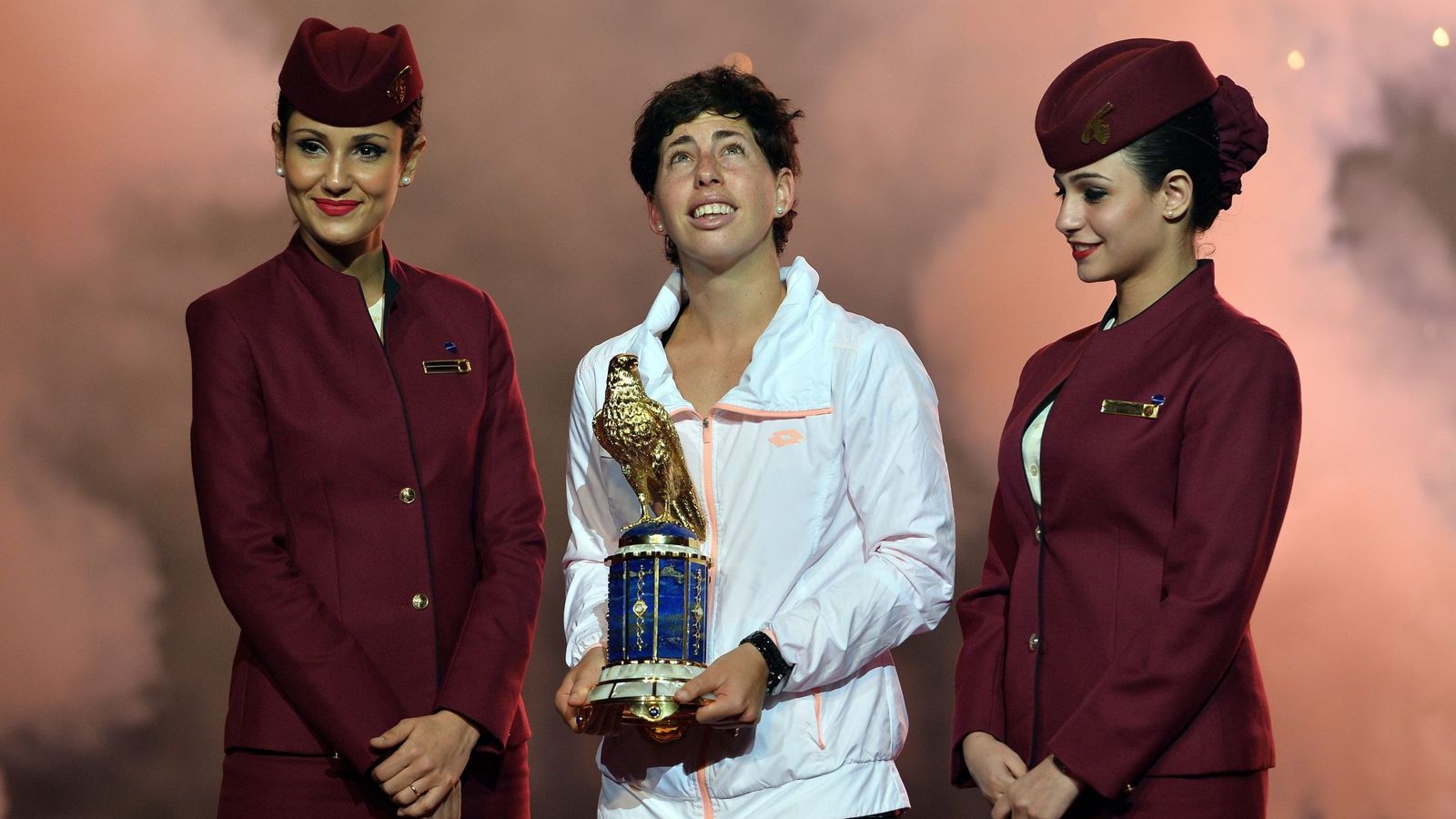 Foto: Carla Suárez, con el trofeo de campeona en Doha (EFE)
