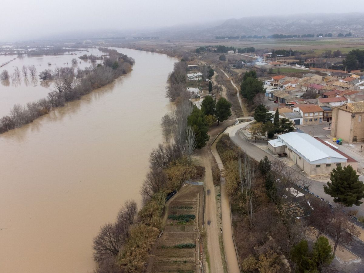 Foto: Desbordamiento del Ebro a su paso por la provincia de Zaragoza. (EFE/Javier Cebollada)