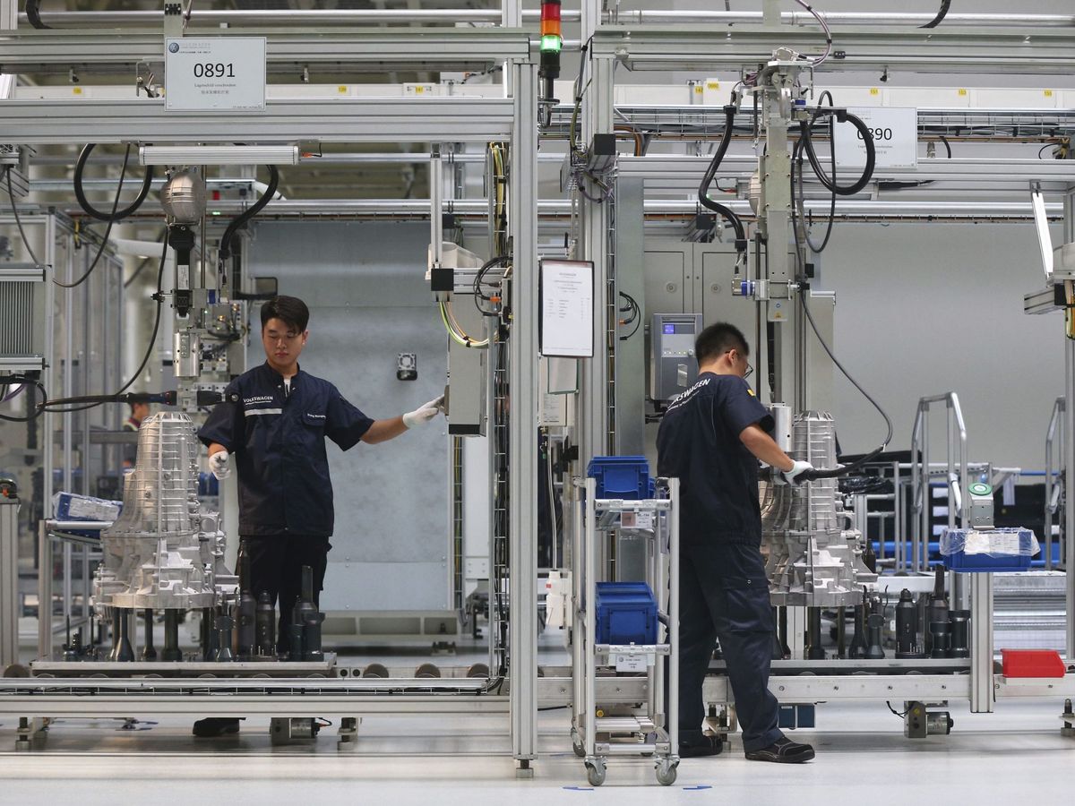 Foto: Trabajadores en una empresa china de ensamblaje de componentes para la automoción. (EFE)