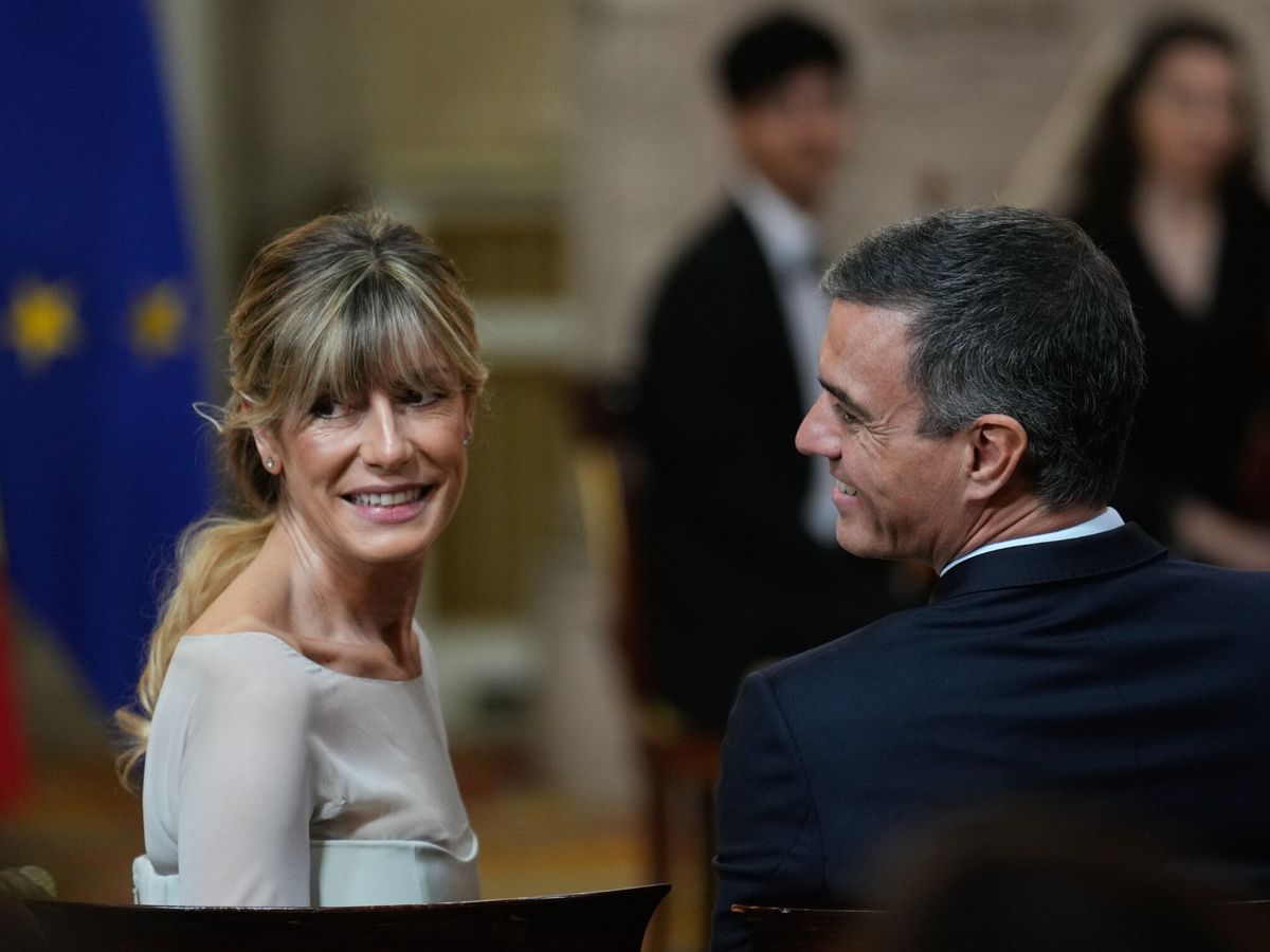 Foto: El presidente del Gobierno, Pedro Sánchez, y su mujer, Begoña Gómez. (EFE/Borja Sánchez-Trillo)