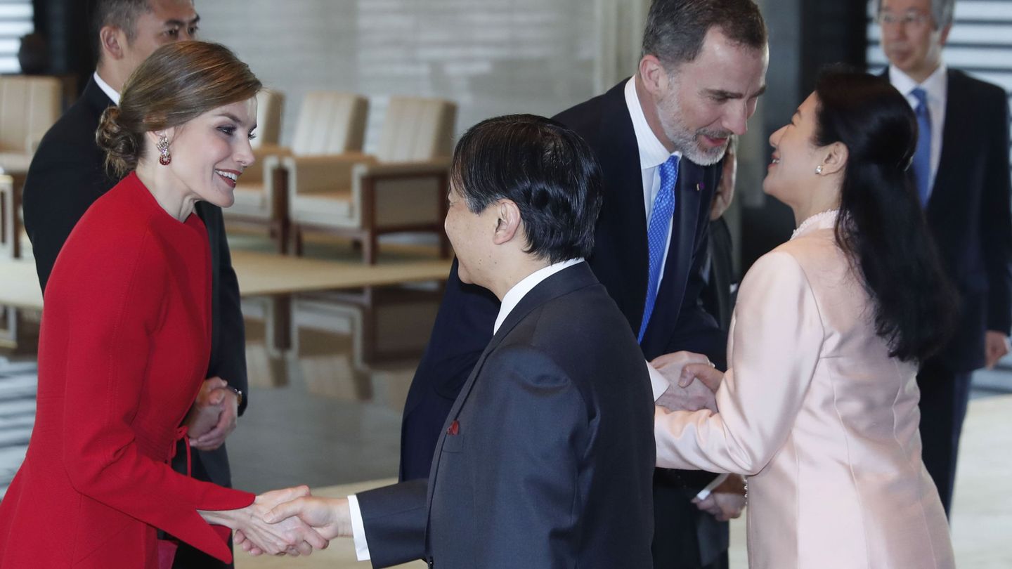 La reina Letizia saluda a Naruhito, mientras el rey Felipe hace lo propio con la emperatriz. (EFE)