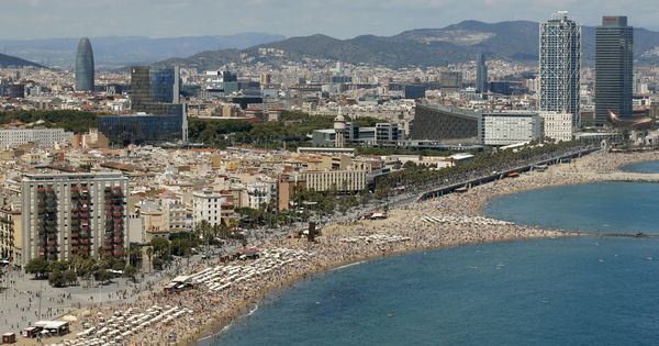 Foto: Las playas de Sant Sebastià y Sant Miquel, de Barcelona (Reuters/Albert Gea)
