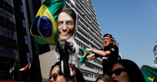 Foto: Seguidores de Jair Bolsonaro marchan por la Avenida Paulista tras el atentado contra el candidato, en Sao Paulo. (Reuters) 