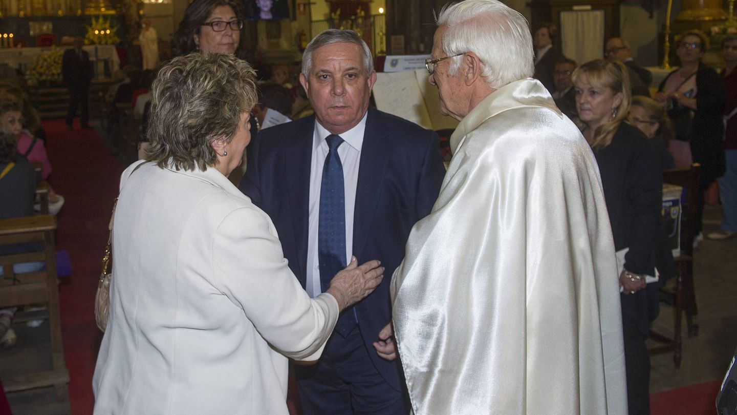 Daniel Pontes con el Padre Ángel en el funeral de Lina Morgan. (CP)
