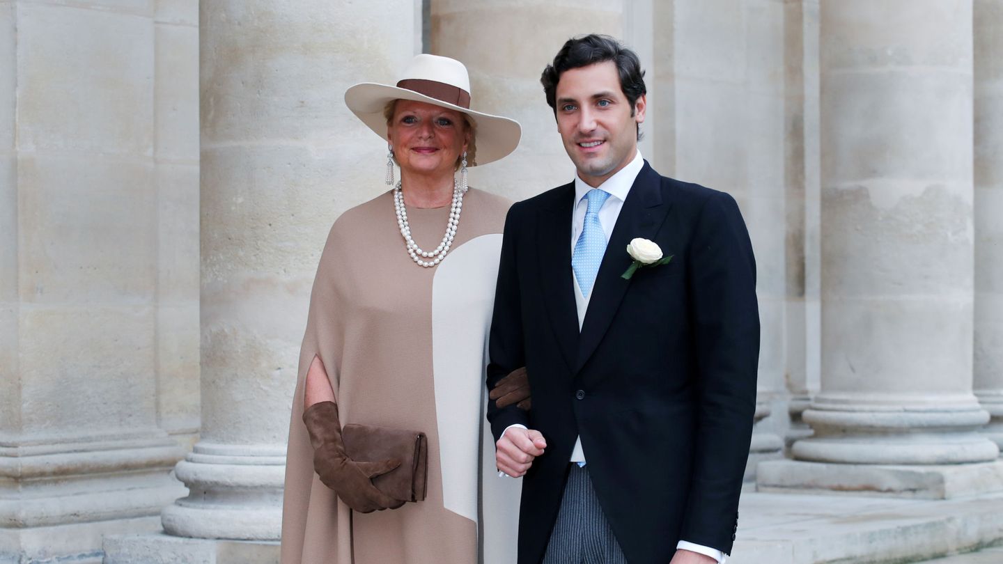Jean-Christophe Napoleón, con su madre Beatrice el día de su boda. (Reuters)