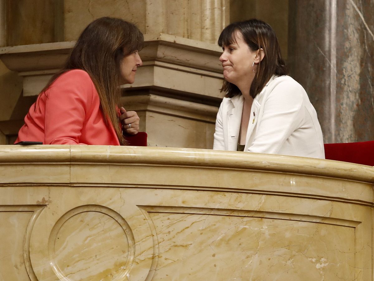 Foto: Aurora Madaula, con Laura Borràs, en el Parlament. (EFE/Marta Pérez)
