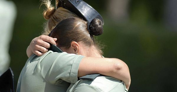 Foto: Dos agentes de la Guardia Civil se funden en un abrazo. (EFE)