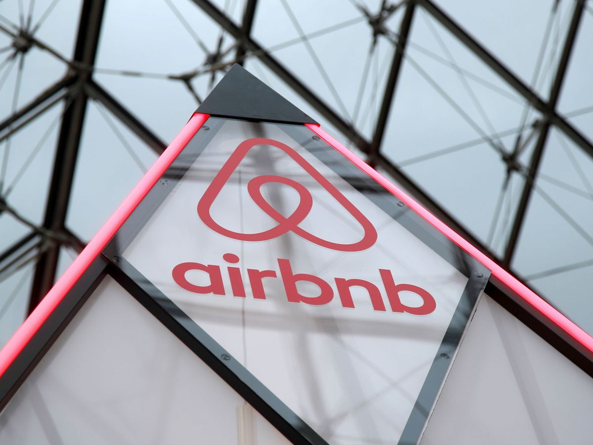 Foto: El logo de Airbnb, en el museo del Louvre, en París. (Reuters)