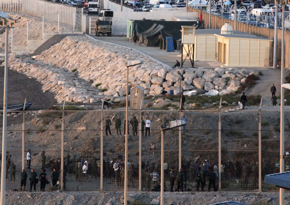 Foto: La Gendarmería marroquí impide un nuevo asalto a la frontera de Ceuta (Efe)