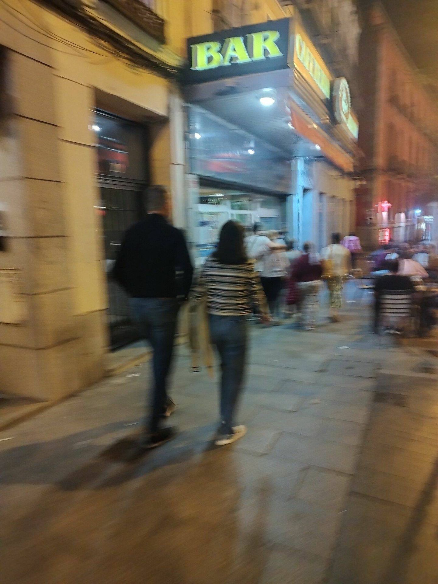 Felipe VI y Letizia paseando por Tirso de Molina, en Madrid. (Foto: @rosebudshears)