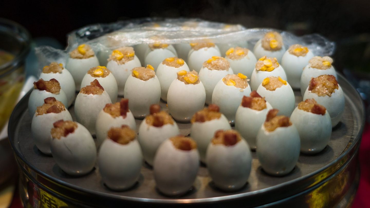Huevos rellenos en un puesto de China.  (EFE)