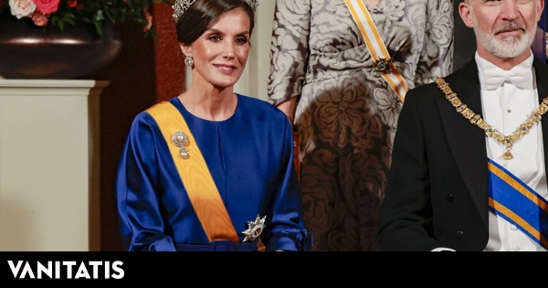 La reina Letizia, de cena gala en Holanda: nuevo vestido azul, la gran tiara rusa y joyas de pasar