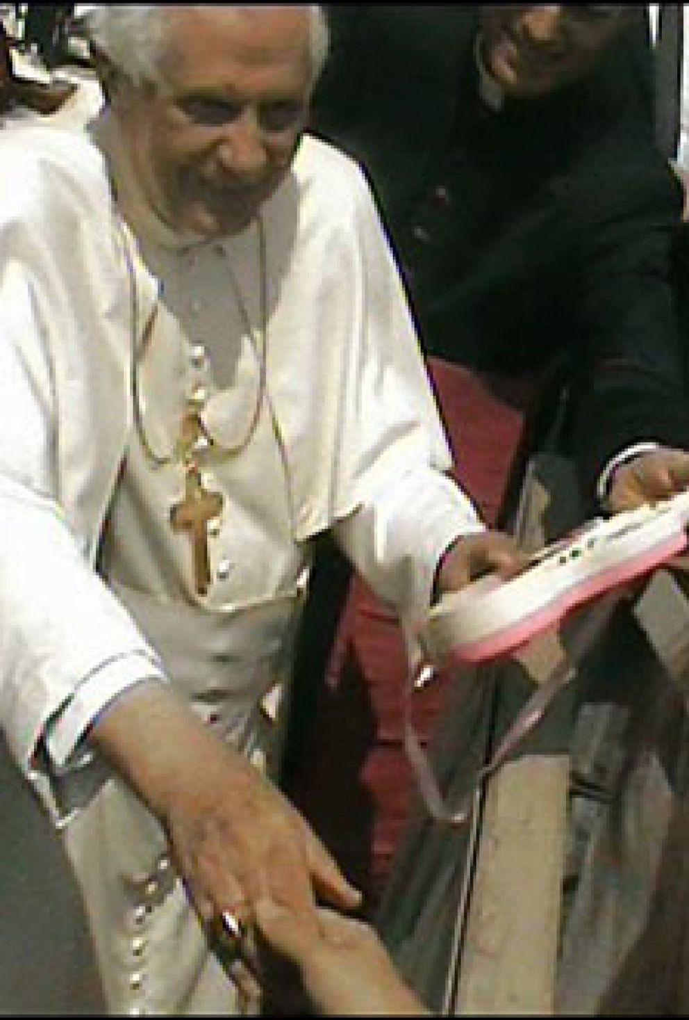 Foto: Benedicto XVI recibe la guitarra de Chikilicuatre