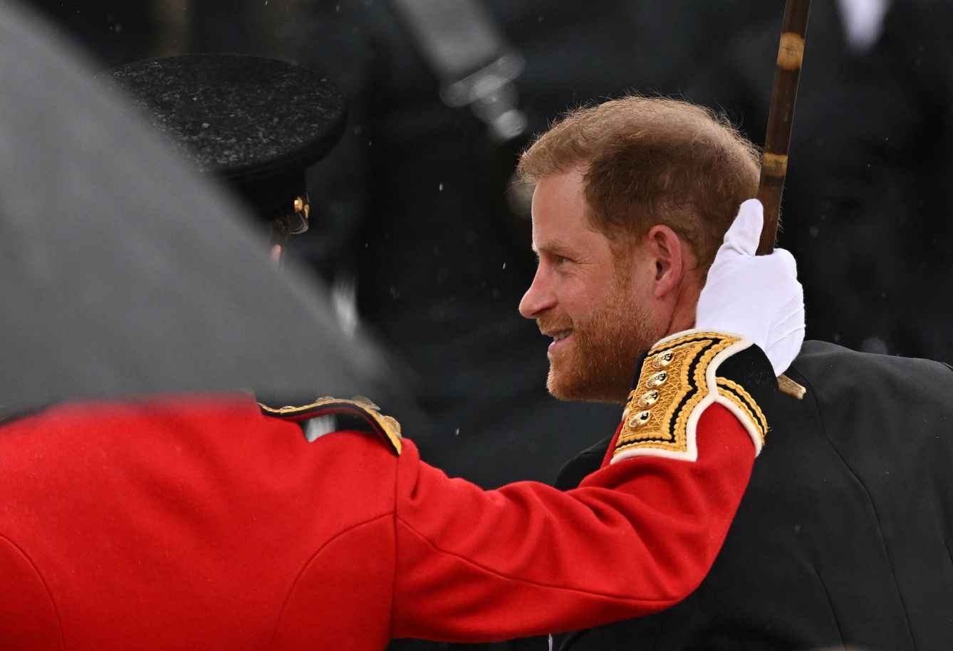 Harry, entrando en Westminster bajo un paraguas. (Reuters)