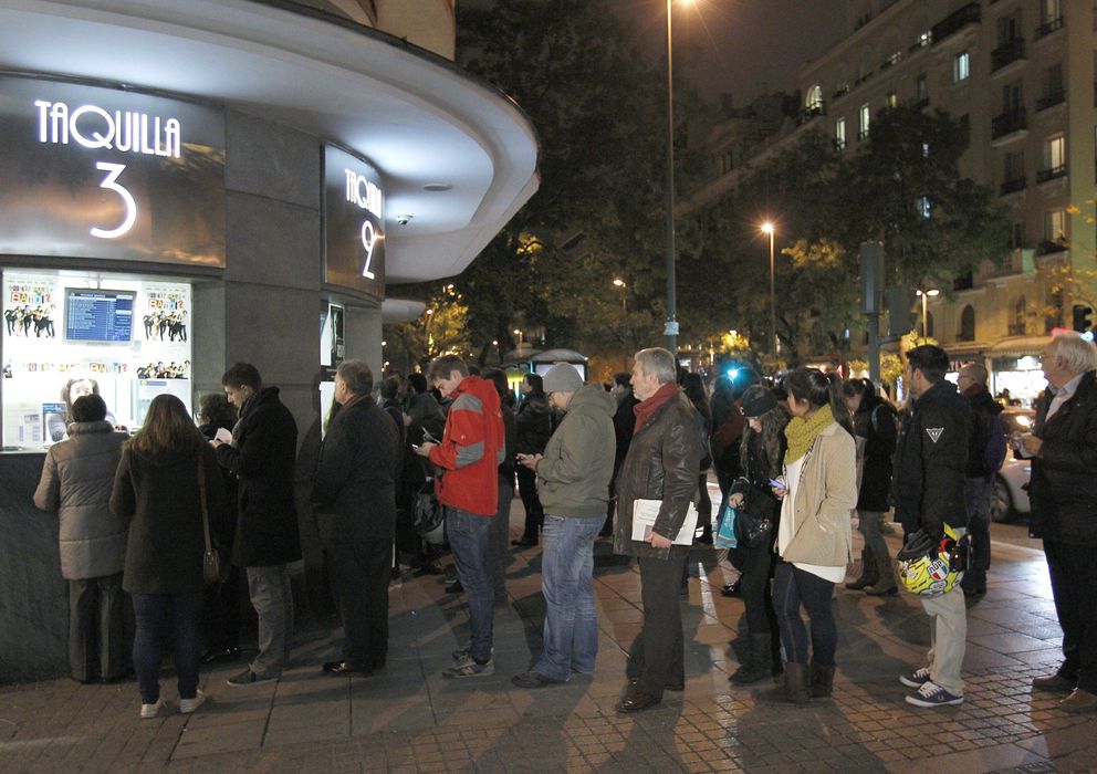Foto: Varias personas hacen cola en las taquillas de una conocida sala de cine de Madrid (EFE)