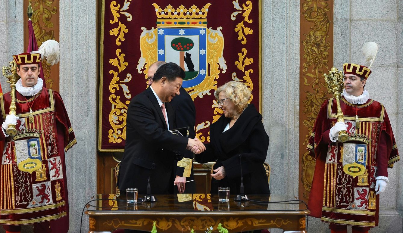 El presidente chino Xi Jinping, recibe de mano de la alcaldesa Manuela Carmena la Llave de Oro de Madrid. (EFE)