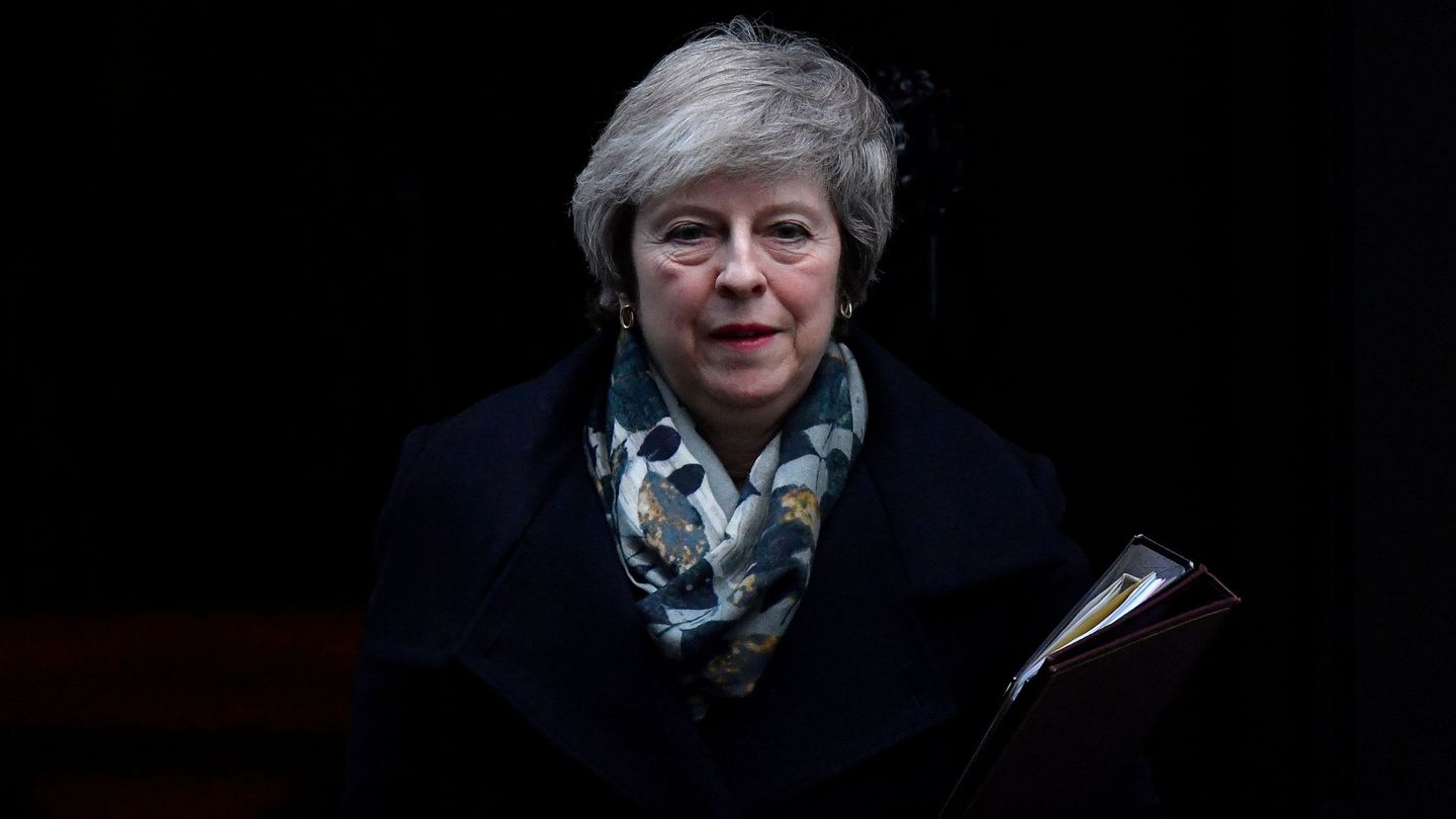Theresa May sale del 10 de Downing Steet, en Londres. (Reuters)
