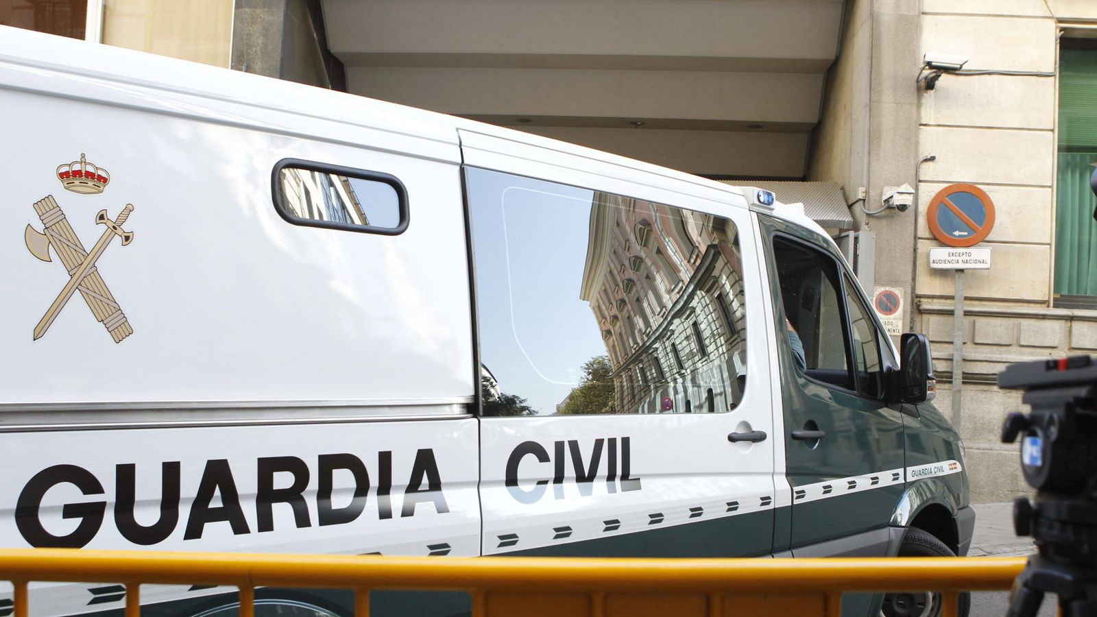 Foto: Un furgón de la Guardia Civil traslada a varios de los detenidos en la Operación Púnica. (EFE)