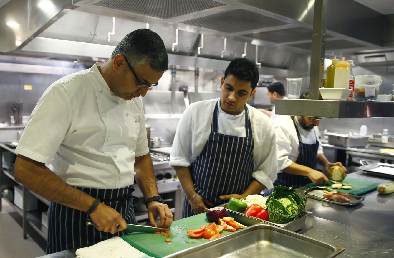 Atul Kochhar, el primer chef indio en recibir una estrella Michelin, cocina en su restaurante Benares de Mayfair, en el centro de Londres, en 2007. (Reuters)
