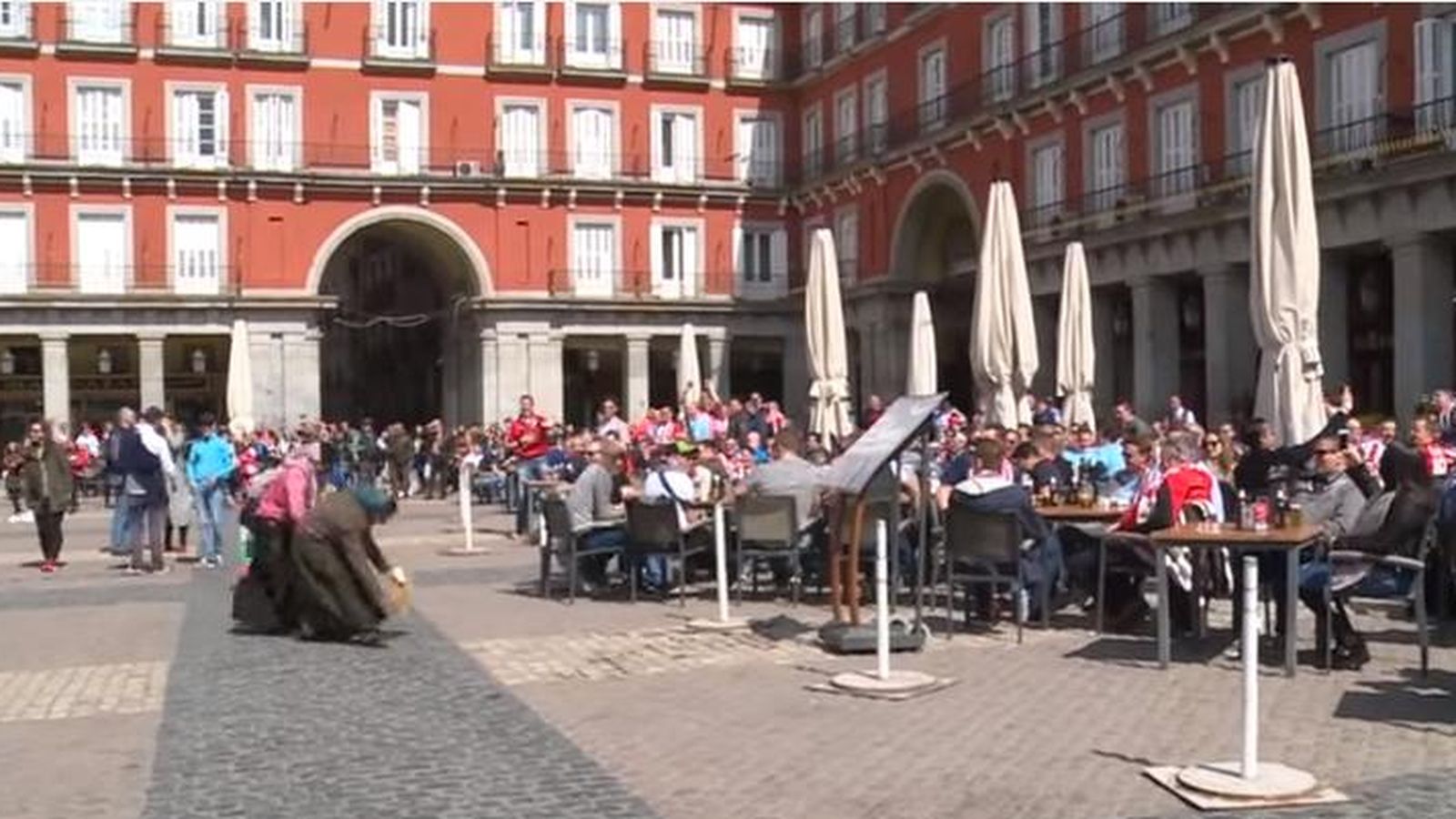 Foto: Aficionados del PSV humillan a unas mendigas en la Puerta del Sol