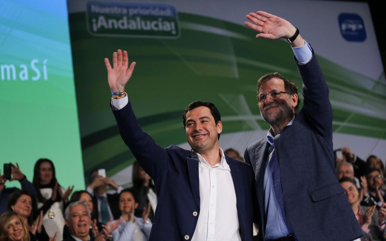 Foto: El presidente Mariano Rajoy junto a Juan Manuel Moreno durante el mitin en Sevilla (Reuters).