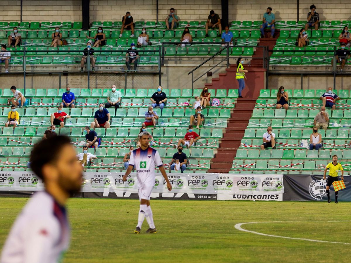 Foto: Imagen del partido Extremadura-Villanovense, playoff de ascenso a Segunda B, el pasado día 18. (EFE)