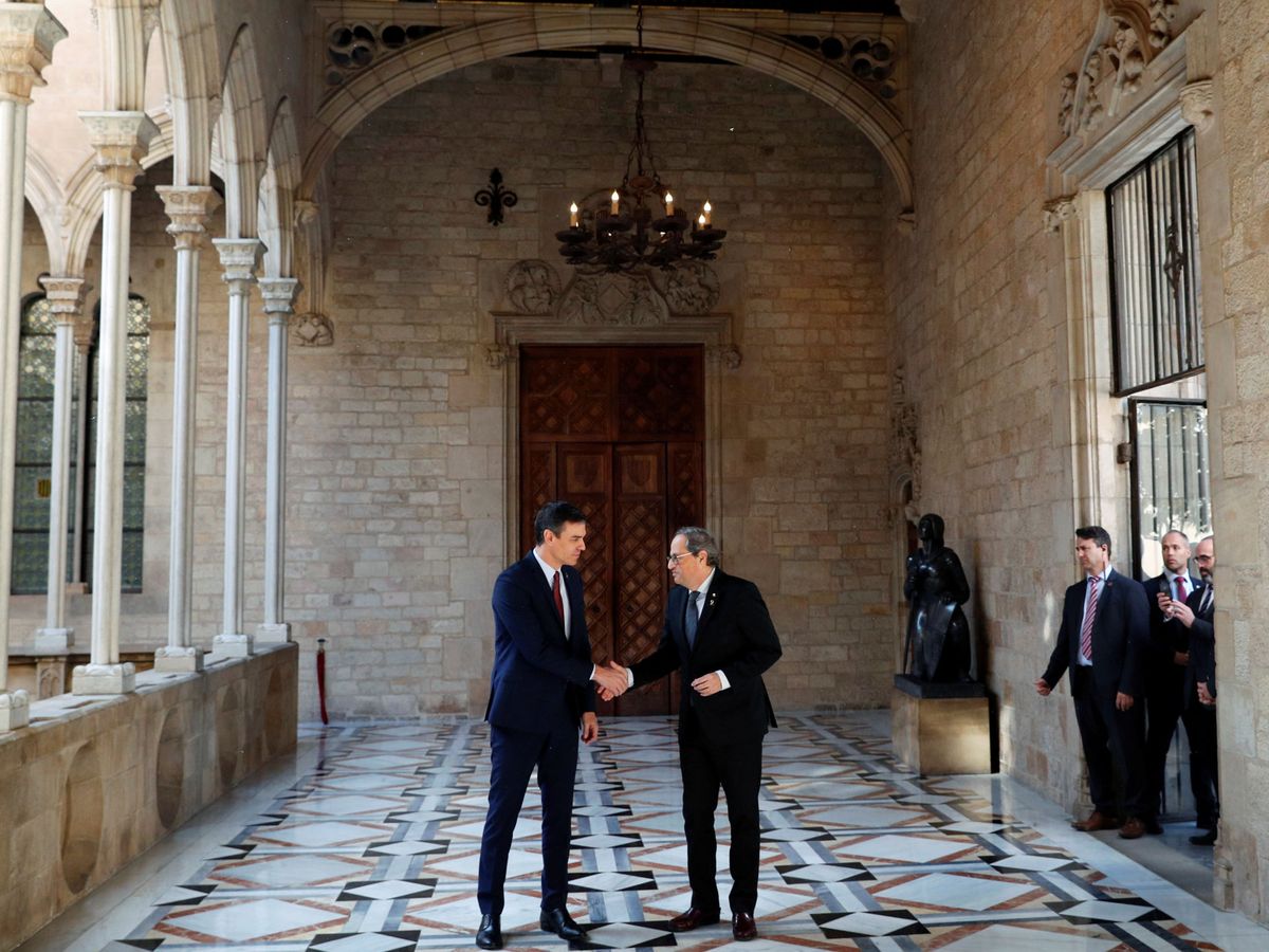 Foto: Pedro Sánchez y Quim Torra estrechan sus manos antes de su reunión de este 6 de febrero en el Palau de la Generalitat. (Reuters)