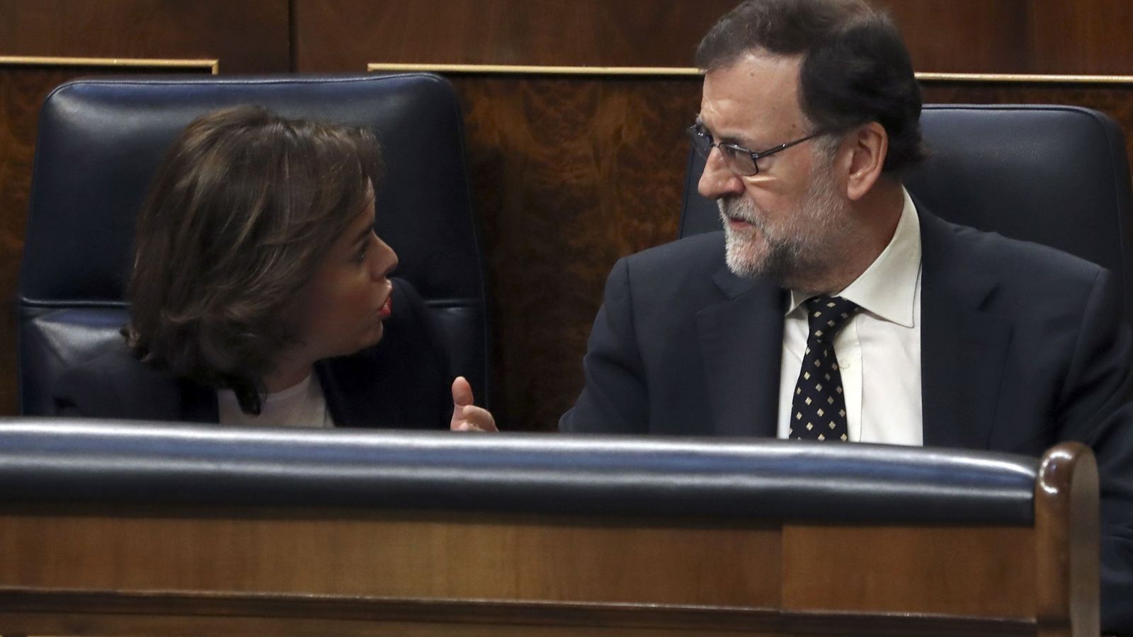 Foto: El presidente y la vicepresidenta en funciones, Mariano Rajoy y Soraya Sáenz de Santamaría, conversan durante un pleno en el Congreso de los Diputados. (EFE)