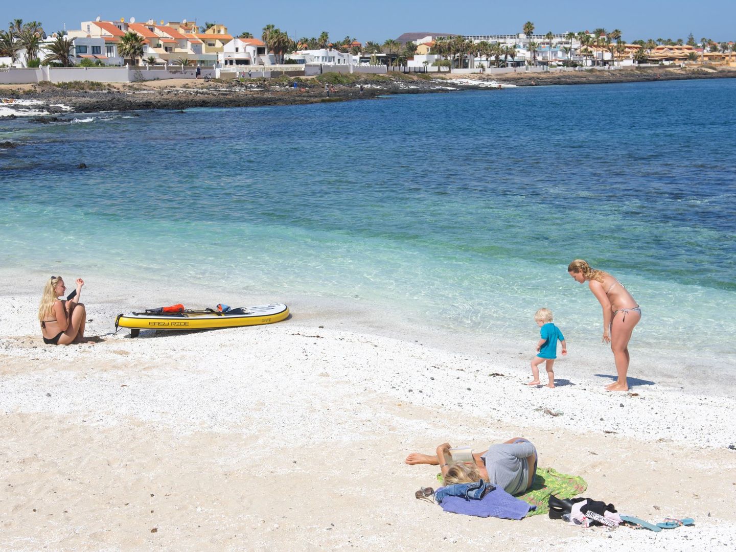 Turistas, pese a la pandemia, en las playas de Fuerteventura, donde el turismo es una importante vía de ingresos. (EFE)