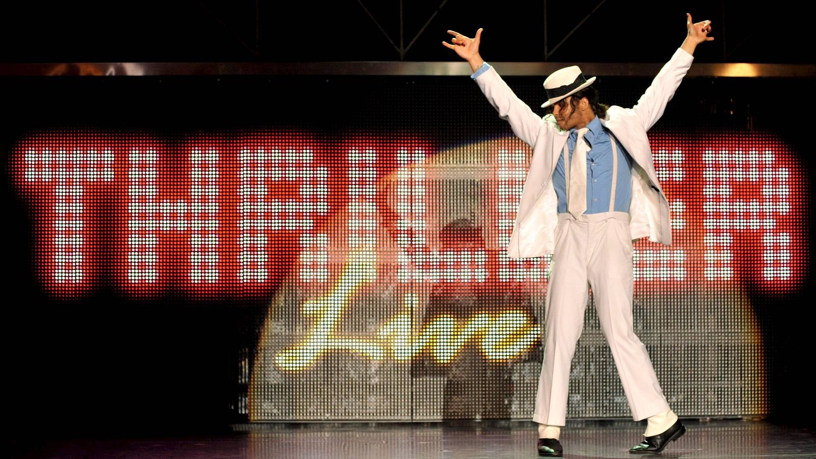 Foto: El bailarín Ricko Baird representa a Michael Jackson durante el musical 'Thriller Live', en Alemania. (EFE)