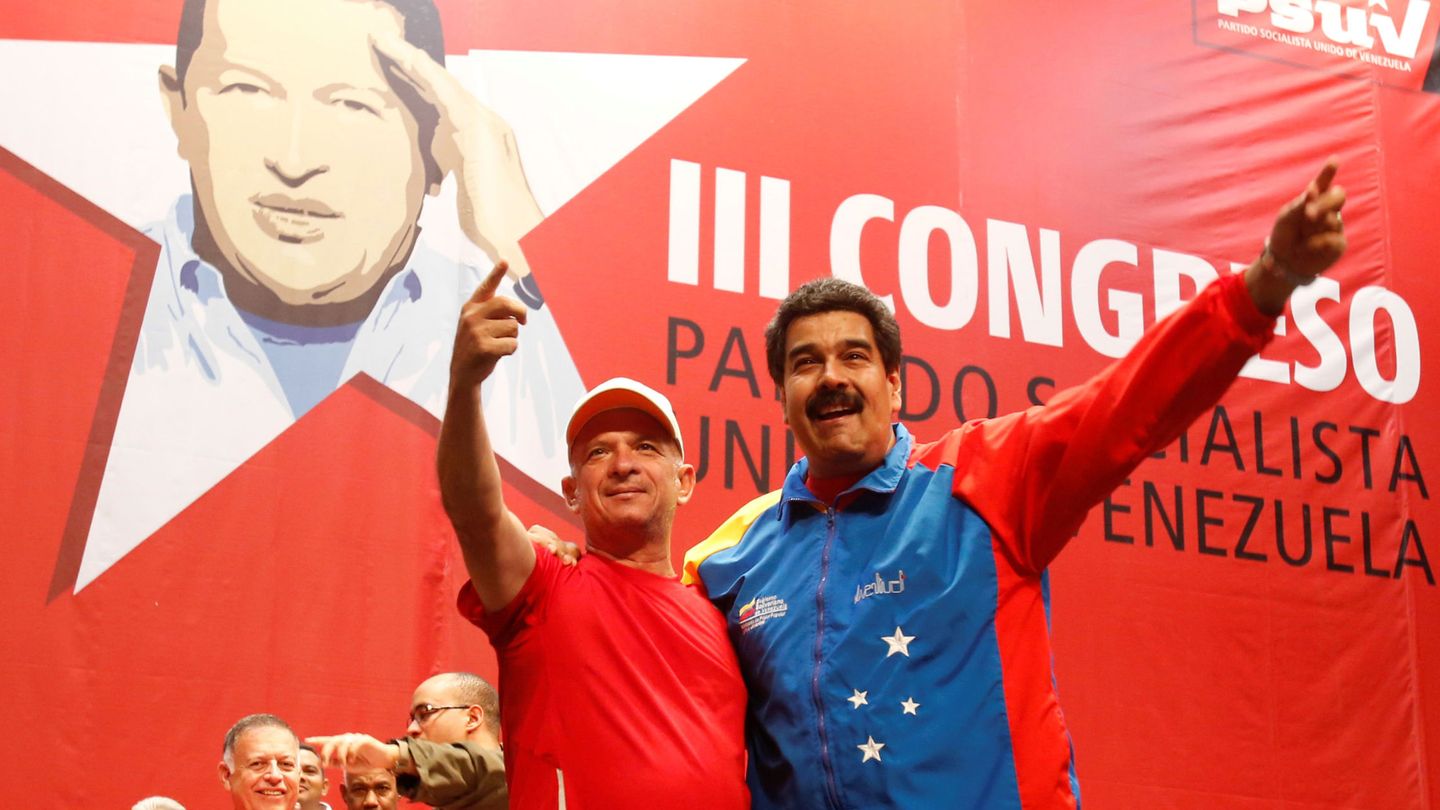 Hugo Carvajal fue homenajeado en Caracas por Nicolás Maduro en 2014. (Reuters)
