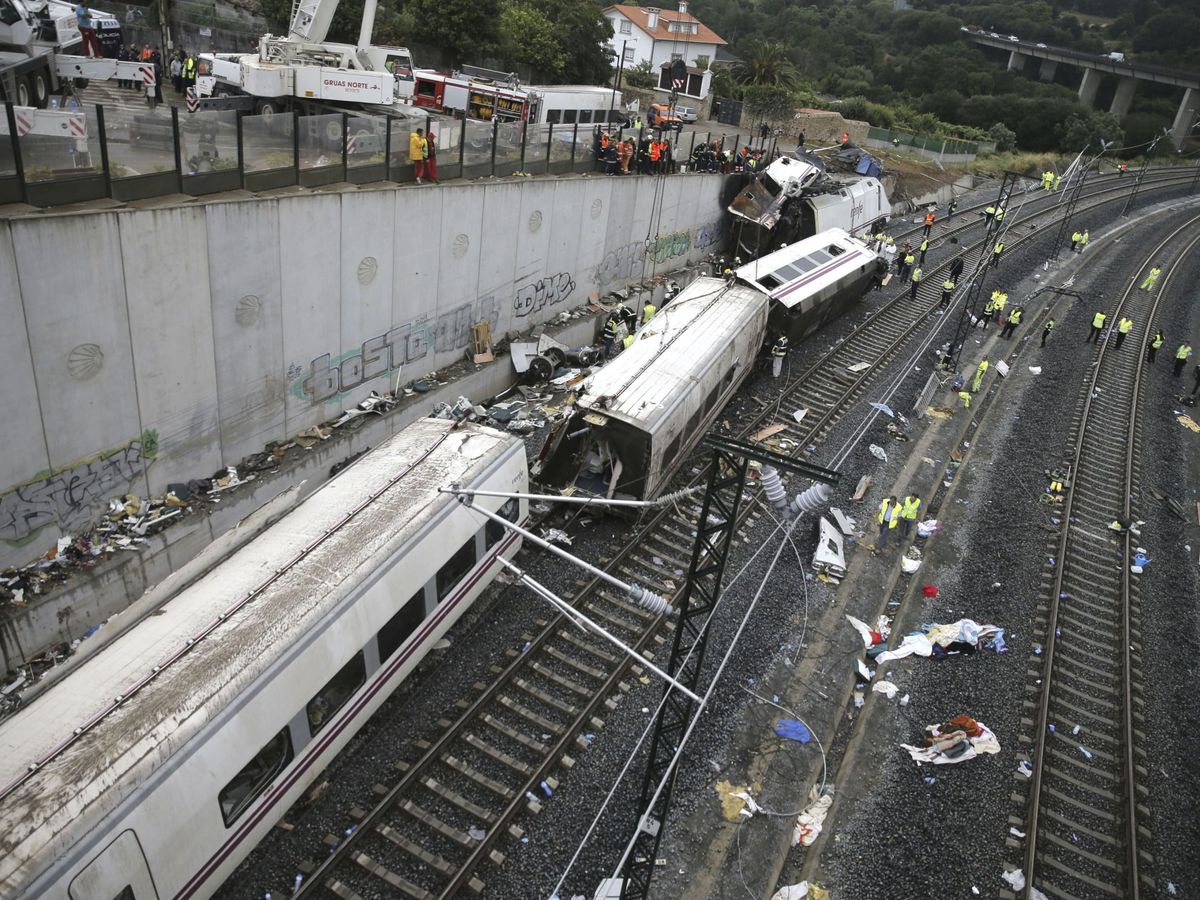 Foto: Accidente del tren Alvia que cubría la ruta entre Madrid y Ferrol. (EFE)