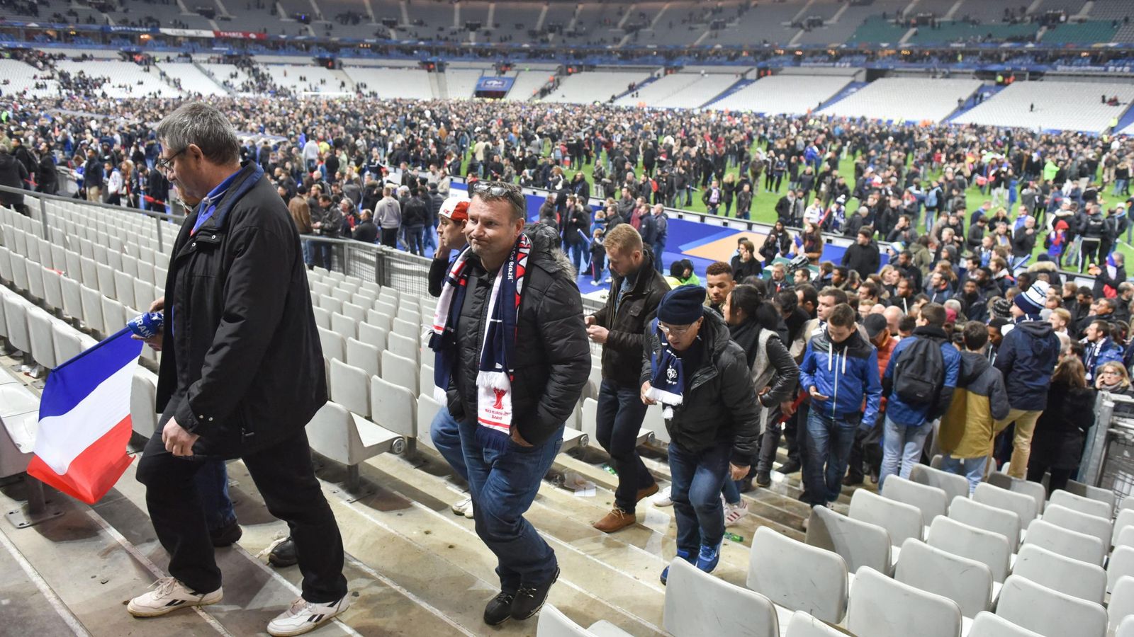 Foto: Miles de espectadores permanecieron en el Estadio Saint-Denis (Efe)