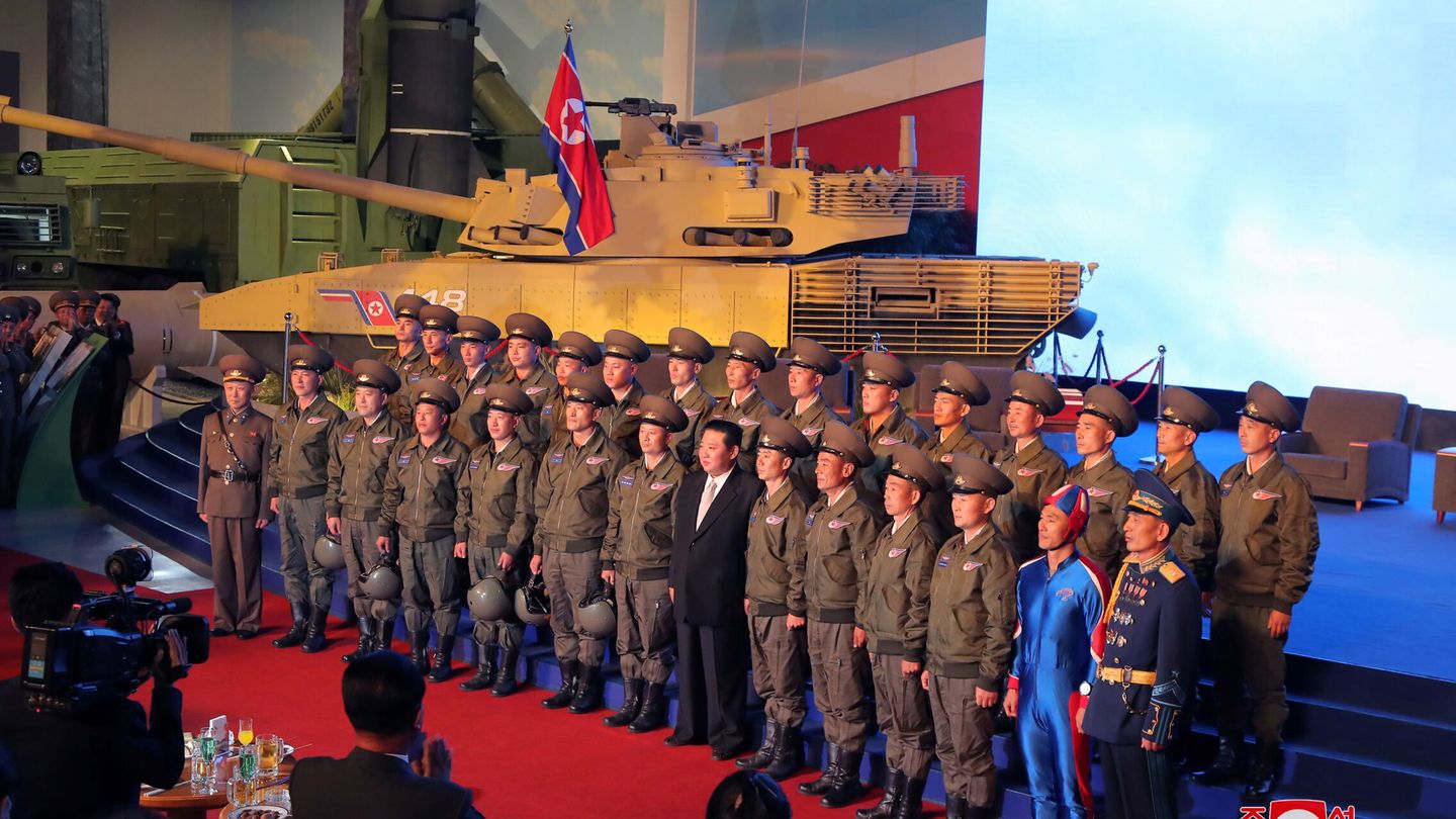 Kim Jong-un junto a varios soldados en la exposición (KNCA/REUTERS)