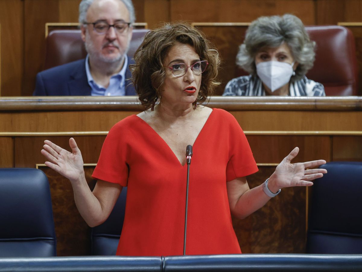 Foto: La ministra de Hacienda, María Jesús Montero, esta mañana en el Congreso. (EFE/Javier Lizón)