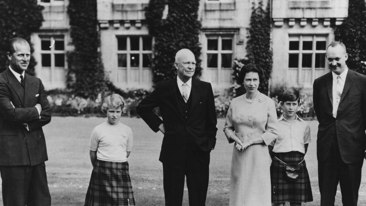 El presidente Eisenhower, con la reina Isabel, el duque de Edimburgo, la princesa Ana y el príncipe Carlos en Balmoral en 1959. (Getty)