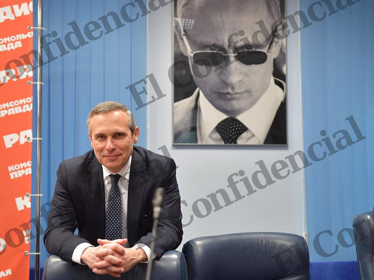 Foto: Josep Alay junto a una imagen de Putin. (EC)