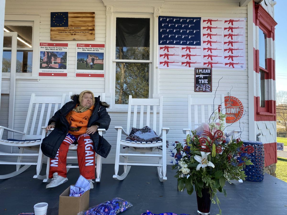 Foto: Una mujer en el porche de la Casa de Trump, en Latrobe, Pensilvania. (Carlos Barragán)