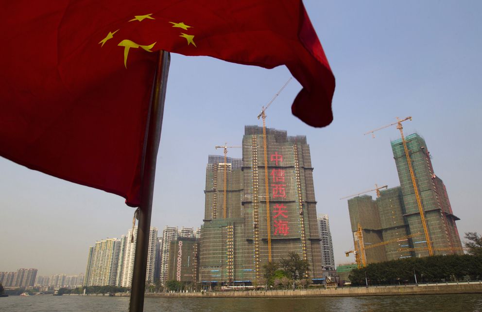 La bandera china sobre el Río Pearl cerca de unos edificios en construcción en Guangzhou (Reuters).