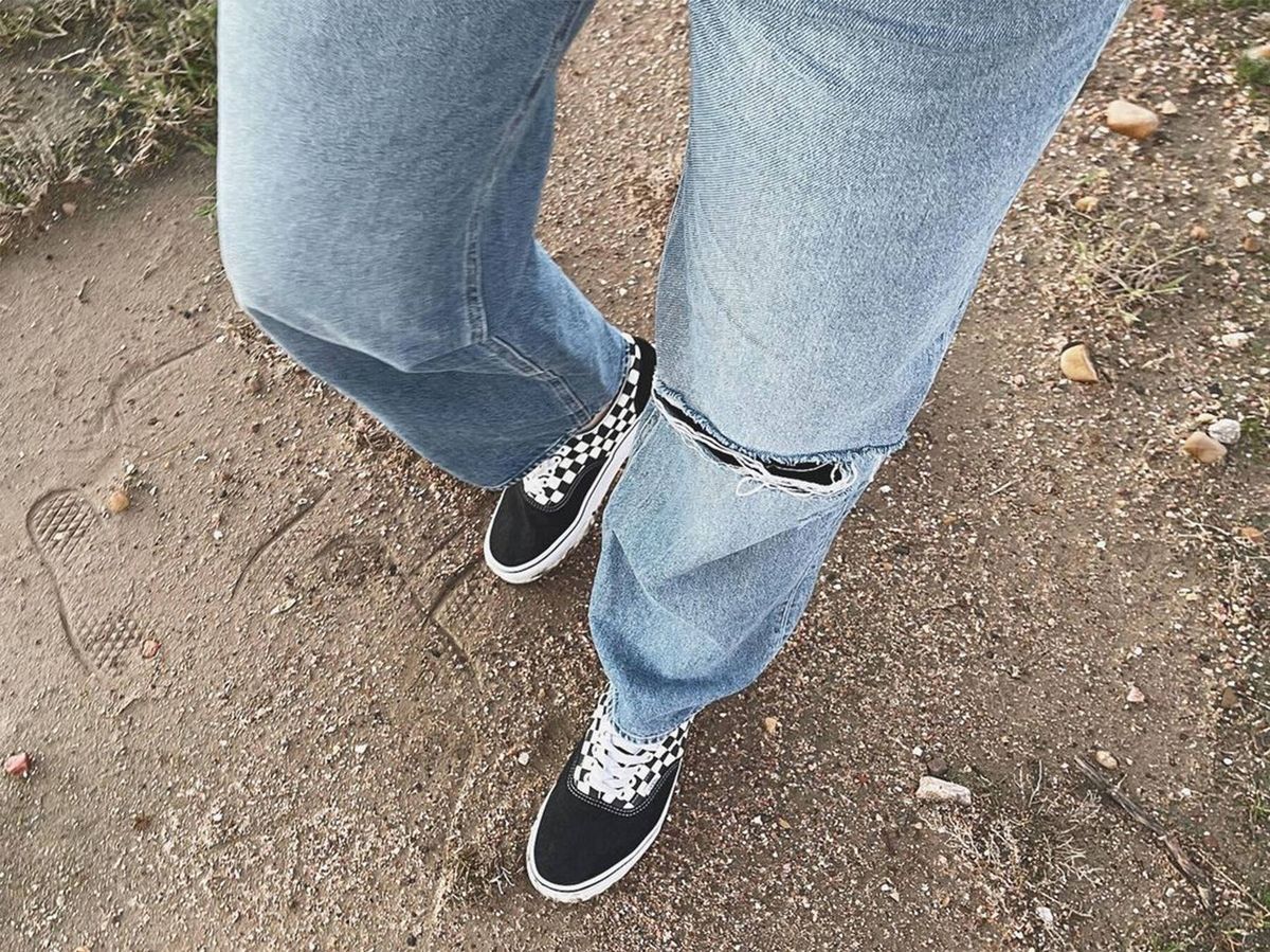 Foto: Rocío Osorno combina zapatillas negras con pantalones vaqueros rotos. (@rocio0sorno)nstagram @
