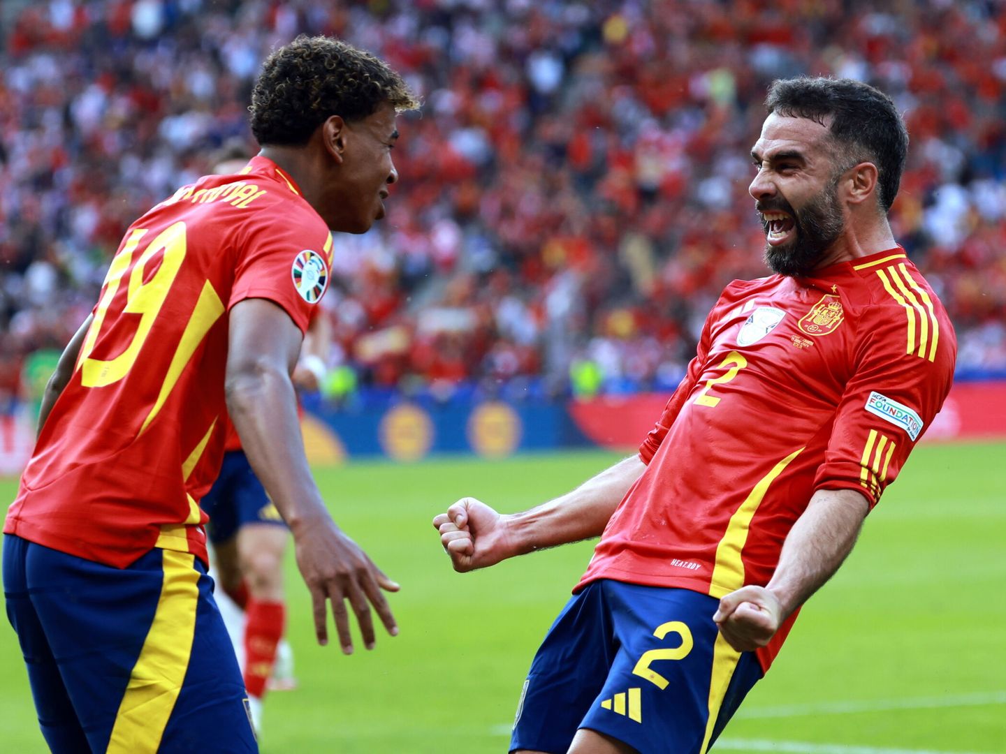 Lamine Yamal y Dani Carvajal celebran un gol de España. (EFE/EPA/Clemens Bilan) 