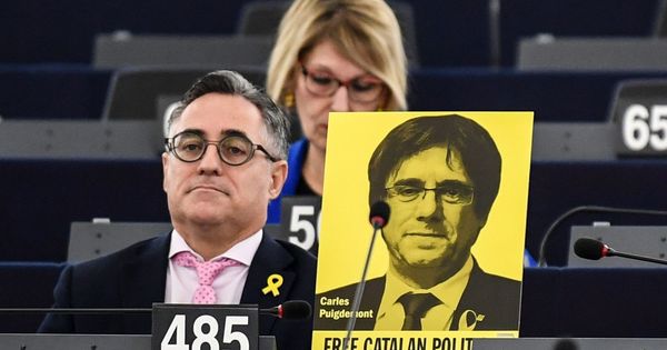 Foto: Eurodiputados muestran carteles en apoyo del expresidente de la Generalitat Carles Puigdemont. (EFE)