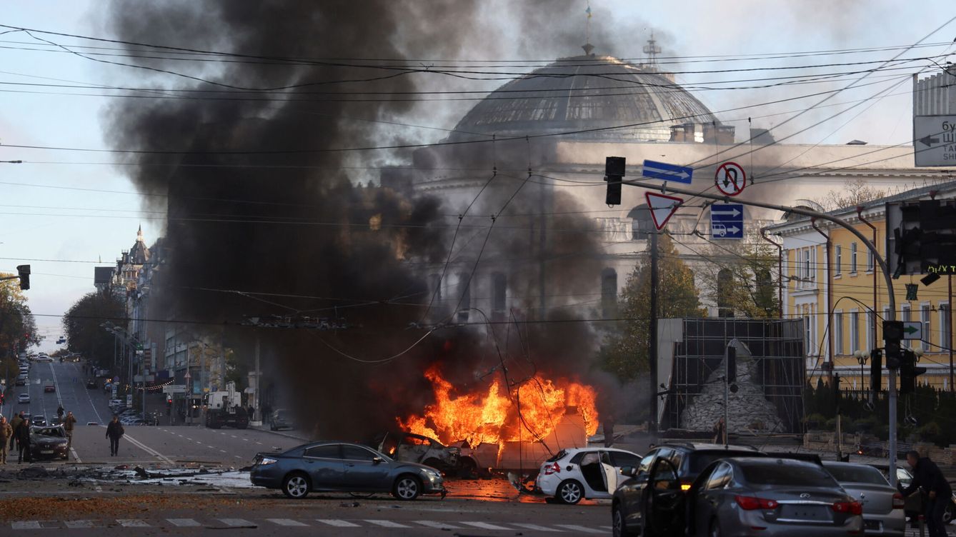 Foto: Vehículos arden tras una taque ruso en Kiev.  (Reuters/Gleb Garanich)