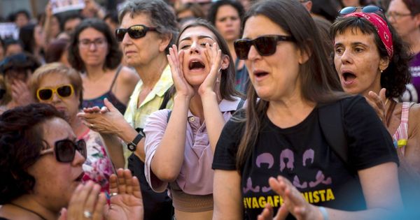 Foto: Cientos de personas concentradas en Barcelona para expresar su rechazo a la decisión de liberar a La Manada, este 21 de junio. (EFE)